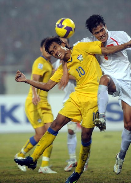 Giành chiến thắng 2-1 trước Thái Lan ngay trên sân khách trong trận đấu lượt đi, tuyển Việt Nam có cơ hội rất lớn để đăng quang trên sân nhà trong trận đấu lượt về nhưng các học trò của thầy 'phù thủy' Henrique Calisto đã để đội khách vượt lên dấn trước...